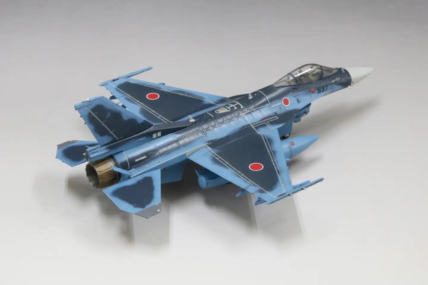 1/72スケール　プラモデル　航空自衛隊 F-2A戦闘機 (w/ パイロット)