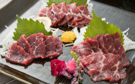 【数量限定】阿蘇馬 馬刺し3種霜降り入（赤身・大トロ・トロ）約300g（専用醤油付き 150ml×1本）【阿蘇牧場】[AYBX072]