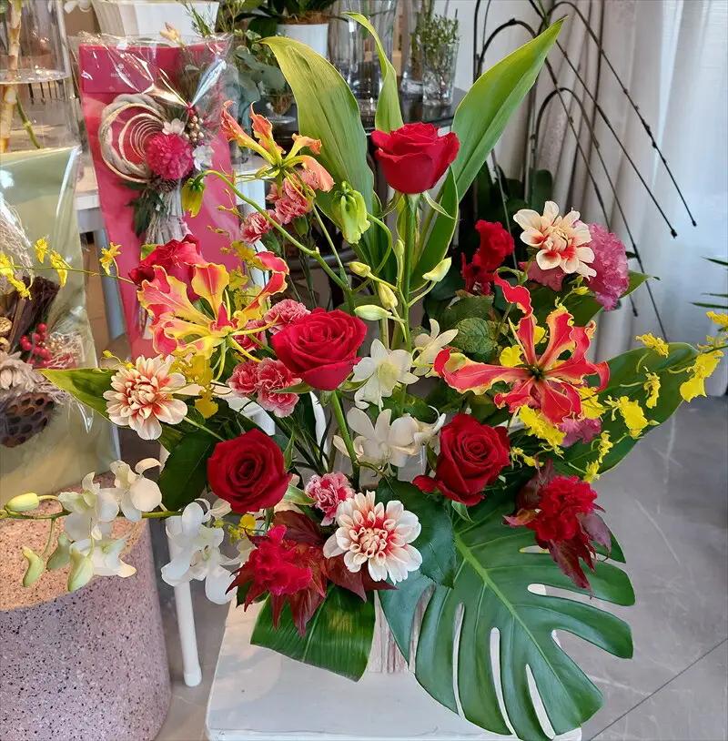 季節の生花アレンジ　Lサイズ 【 フラワー アレンジメント お花 ギフト プレゼント 贈り物 誕生日 お祝い 神奈川県 小田原市フラワー アレンジメント 】
