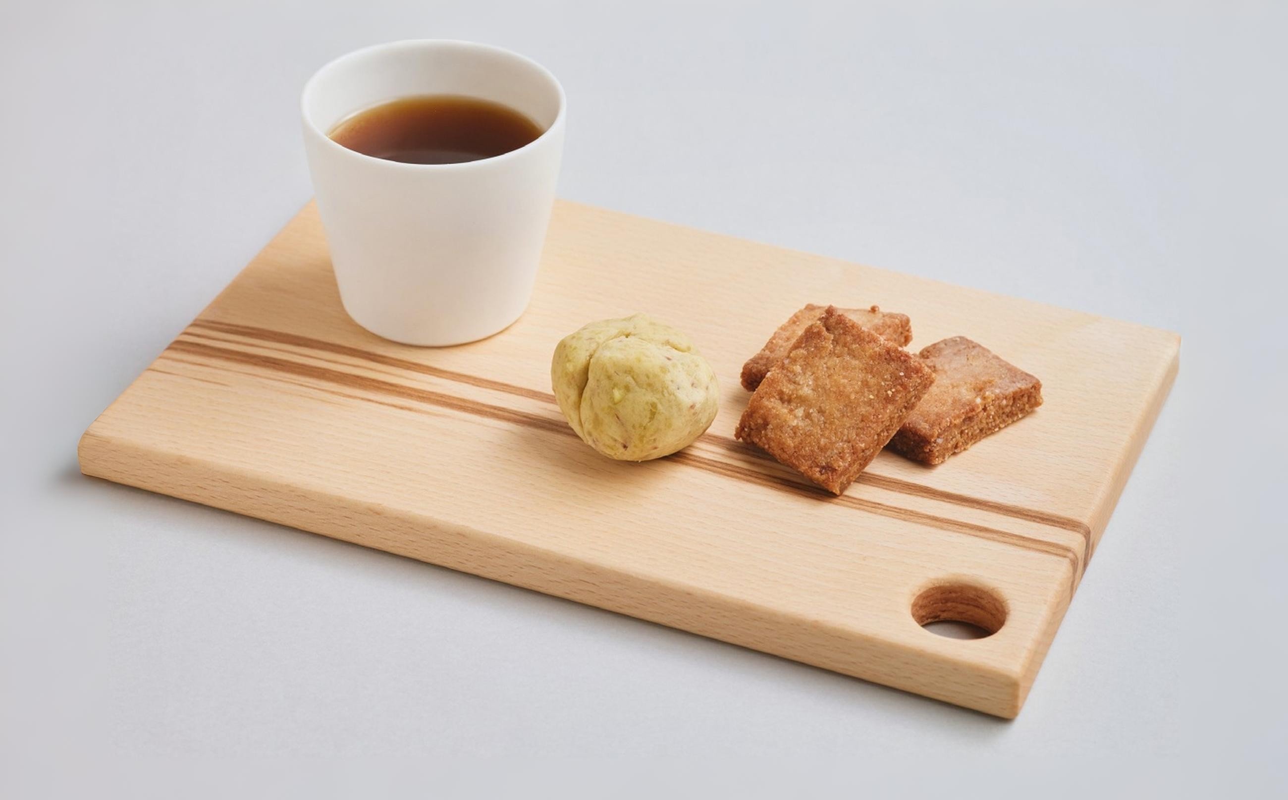 
            北アルプスの森から生まれたシリーズ 木皿 大 穴付き/長野県白馬村  クラフト  木製食器  ハンドメイド  サステナブル  エコプロダクト  地場産品  贈り物  ギフト【O0920713】
          