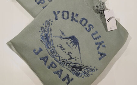 【Mサイズ】横須賀×富士山刺繍プルオーバーパーカー【有限会社エムシーハウス】[AKAP021-2]