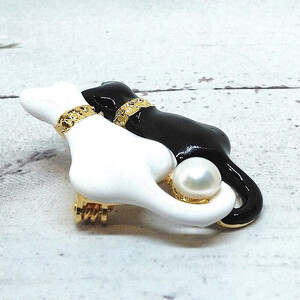 1971 ブローチ・ネコ2匹白黒（淡水本真珠・ボタン）ブローチ 真珠のブローチ 猫 ネコのブローチ 淡水真珠 大きなブローチ 贈り物 かわいいアクセサリー ネコのアクセサリー カジュアルアクセサリー 