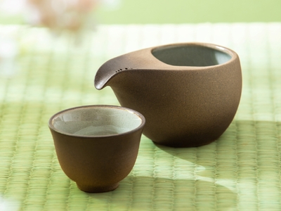 【萬古焼（ばんこやき）】玉露、かぶせ茶、高級茶葉をより美味しく愉しむ茶器。和洋のインテリアを選ばないモダンデザイン。ひとしずく 大（急須)と煎茶碗2個セット【ちゃ】藤総製陶所