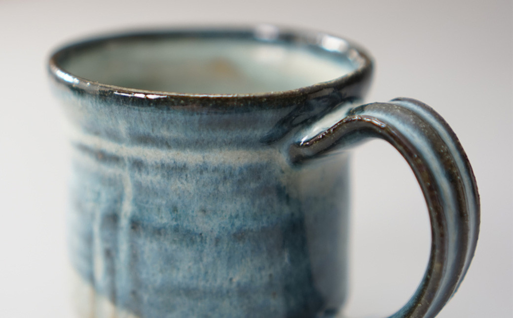 倉敷酒津の土を用いて製作されたマグカップ（海鼠釉）
