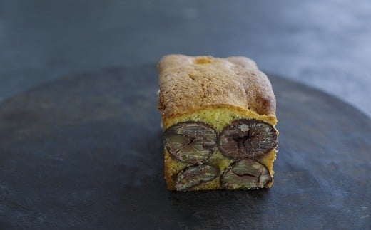 熟成して甘みが増した丹波栗がたくさん入った贅沢なパウンドケーキ。