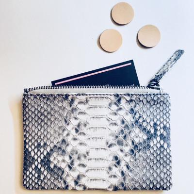 ふるさと納税 清須市 NYATTU PROJECT　天然パイソン革(ヘビ革) フラグメントケース(ポーチ) グレーマダラ |  | 01