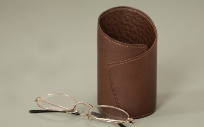 tanikoオリジナル 眼鏡スタンド《厚真町》【Taniko leather】 革 革製品 長財布 財布 メガネ メガネスタンド 文房具 ペンスタンド ギフト 北海道 [AXAP015]