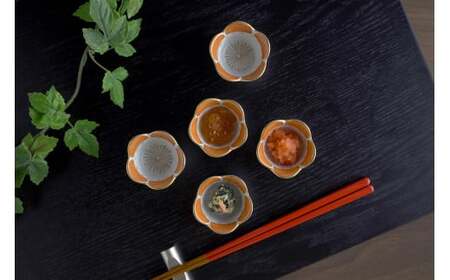 有田焼 錦梅型小付 5個セット【丸兄商社 】食器 器 うつわ 小付 小鉢 薬味入 珍味入 5個 セット 梅 うめ お祝い ハレの日 お正月 おせち 朱 金 A45-356