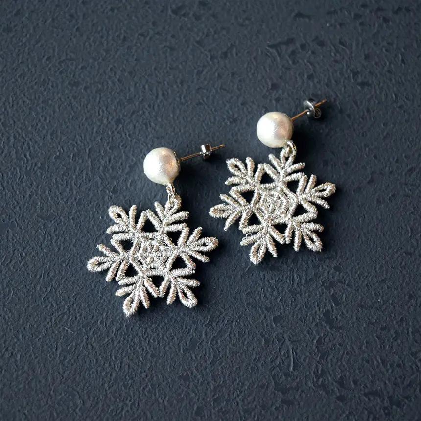 刺繍レースピアス【雪の結晶|シルバー|コットンパール付き】チタンピアス| ピアス 刺繍 レース ハンドメイド アクセサリー プレゼント ギフト 選べる 種類豊富 誕生日 レースピアス フラワーレース 