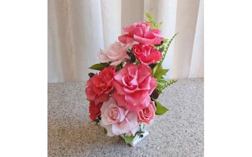 大輪のバラの花が咲き誇るプリザーブドフラワー・bell薔薇（クリアケース入り）　ピンク系