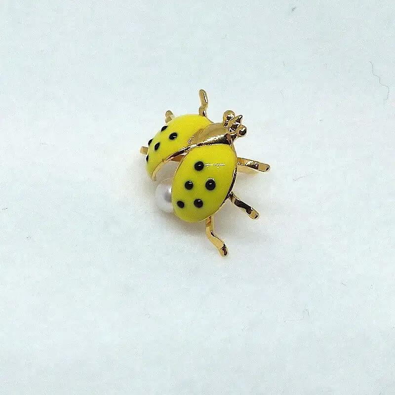 2110 真珠ピンブローチ・てんとう虫（黄色）（淡水本真珠・ボタン） 贈り物 かわいい カジュアル オシャレ クリスマスプレゼント アクセサリー