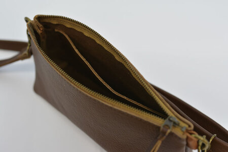 AX005-1　益子の革工房maharoのショルダーポーチ（S）ブラウン