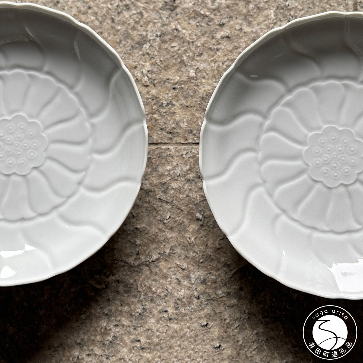 
            有田焼 白磁睡蓮彫和皿 2枚【有田焼 花伝作】食器 器 和皿 皿 白 シンプル 上品 A20-592
          