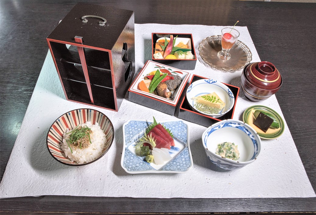 平日限定　日本料理喜一　「河内名物　三段弁当」ランチ　コーヒー付き｜こだわりの逸品 地域特産品 ギフト 自分用 人気 おすすめ
