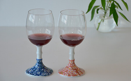 A14-54 ペアワイングラス（赤小菊・青小菊）東洋セラミックス