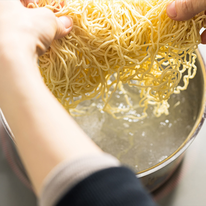 【12/22まで年内お届け】細ちぢれ麺 16食分 400g×4袋（スープなし） | 北海道産 小麦100％ 人気 釧路ラーメン 細麺  森谷食品 年内配送 年内発送 北海道 釧路町 釧路超 特産品_イ