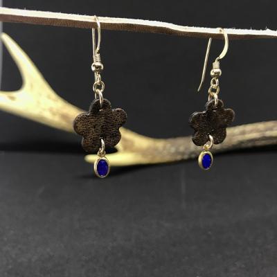 ふるさと納税 土佐清水市 鹿革と瑠璃のピアス(梅花)革小物 レザーアクセサリー フックピアス ラピスラズリ 14KGF金具 |  | 01