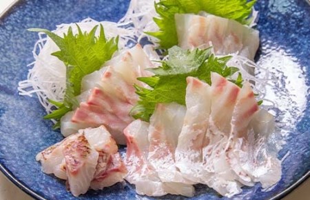 （冷蔵）ジュワっととろける！甘みあるブランド真鯛【３枚おろし・スキンレス】 ／ はさま あなたに逢い鯛。 三重県 南伊勢町 伊勢志摩