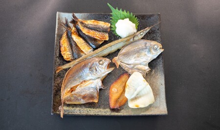 おまかせ 地魚 ひもの 詰合せ 南知多産 7~8種 冷凍 旬 鮮魚 干物 鯛 イワシ タチウオ 鰯 味醂 干し フグ サヨリ 河豚 鱧 みりん 醤油 タイ ハモ しょうゆ キス 太刀魚 季節 海鮮 新