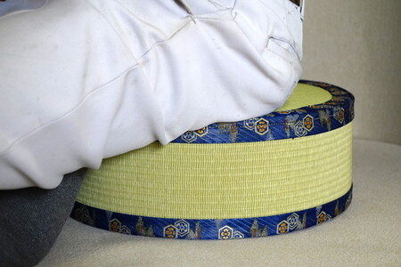 古河市のたたみ職人が作る畳椅子（少し大きめ・アグラ椅子）高さ12.5cm | 古河市 畳 職人 畳店 いす イス あぐら アグラ 胡坐 手軽 腰掛 便利 タタミ 和雑貨 インテリア 日用品 ギフト 贈