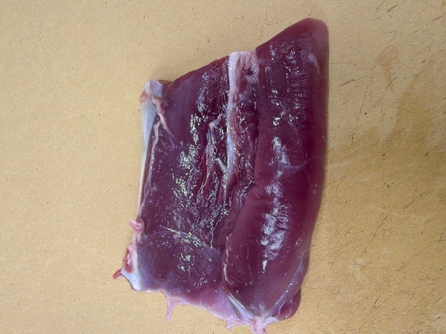 本製品は、千葉県内で捕獲されたキョンを食肉加工したものです。
写真は100gのイメージとなります。