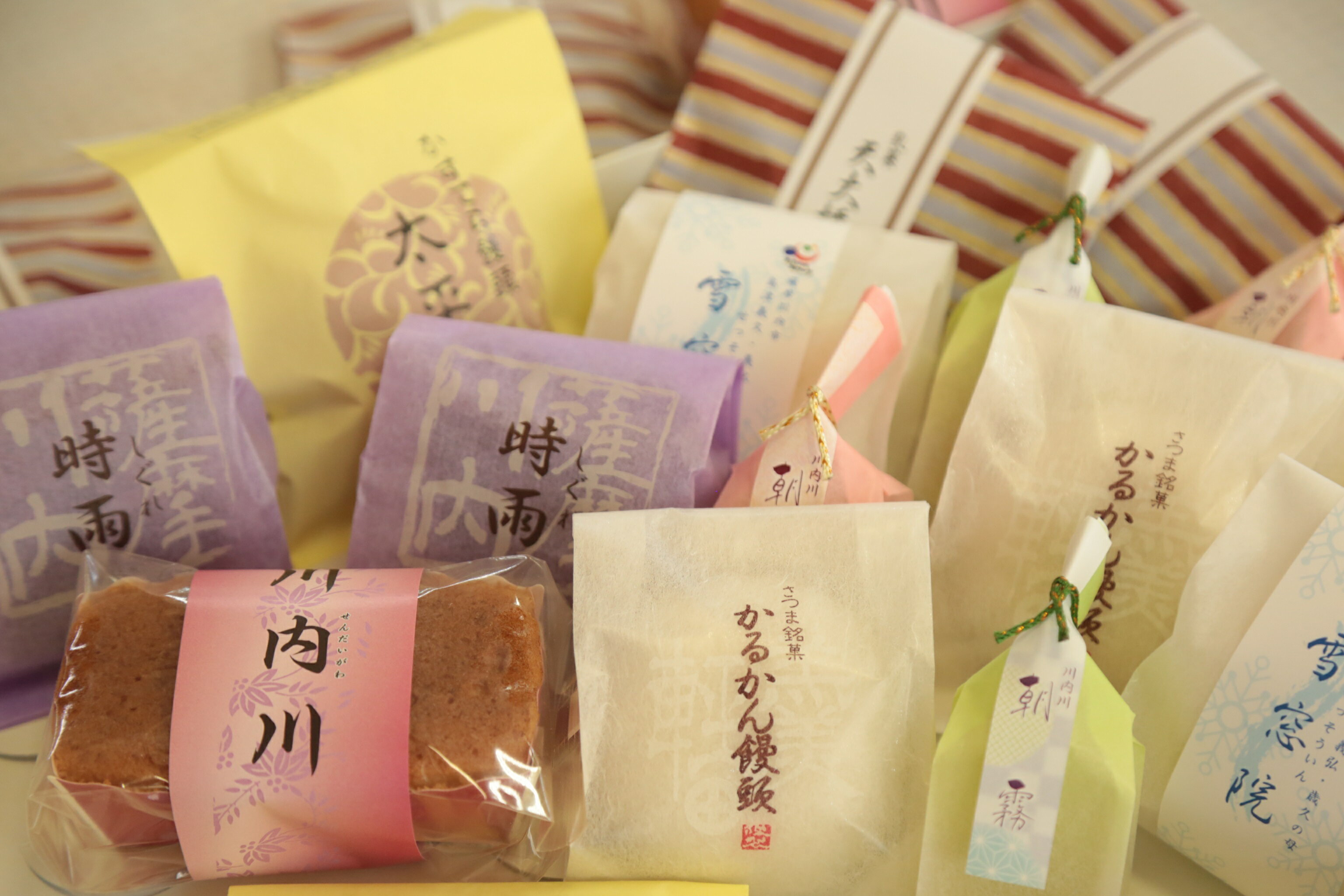 【ふるさと納税】かしの樹 和菓子詰め合わせ AS-2010 和菓子 お菓子 郷土菓子 詰め合わせ かるかん かるかん饅頭 母の日 父の日 敬老の日 お中元 お歳暮 鹿児島県 薩摩川内市 送料無料