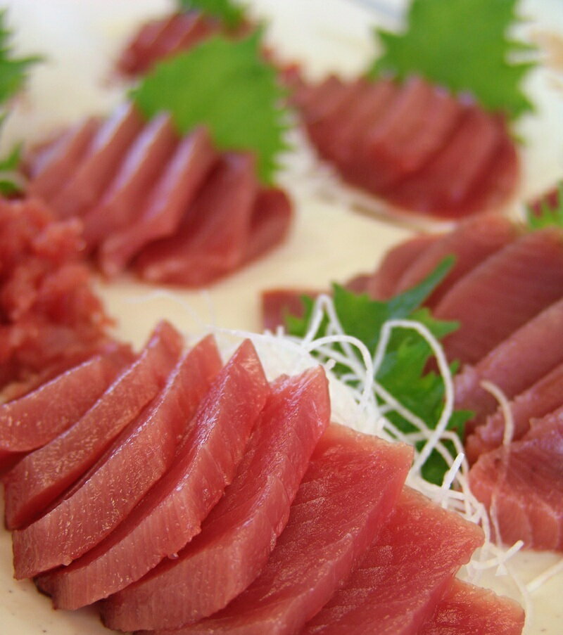 【ふるさと納税】 訳あり かつお カツオ 鰹 皮付き 本鰹 計1kg 刺身 お刺身 刺し身 生食 不揃い 冷凍 焼津 a07-168d