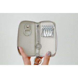 【スマートキー対応 カードが入る本革6連キーケース】＜ベージュ＞ おしゃれ　可愛い　コンパクト　スリム　猫　レザー