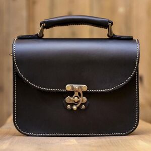 蝶モチーフのアンティークなヌメ革2wayバッグ≪ブラック≫【hrn07】