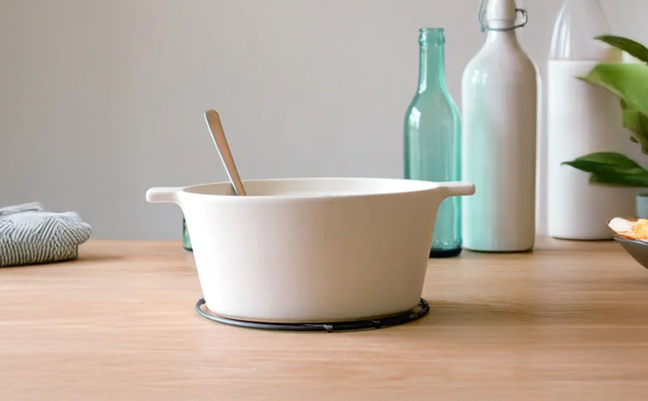 【萬古焼（ばんこやき）】楕円のデザインが斬新な西洋土鍋 4th-market コッタ オーバルキャセロール 白 1個【鍋、土鍋、煮物、スープ、万能、おしゃれ、かわいい、結婚祝、出産祝、セット、贈答、普