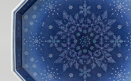 【有田焼】人間国宝十四代目今泉今右衛門作 色絵吹墨墨はじき雪文額皿 （八角皿） / 佐賀県 [41AAAY001]