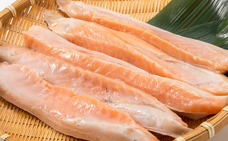 ＜12月10日決済分まで年内配送＞無添加甘塩サーモンハラス(アトランティックサーモン)300g×8P(計2.4kg) A-11234