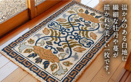 ＜手刺繍＞向い蟹/淡灰地 約70×120cm 佐賀県/株式会社鍋島緞通吉島家[41AAAM050]