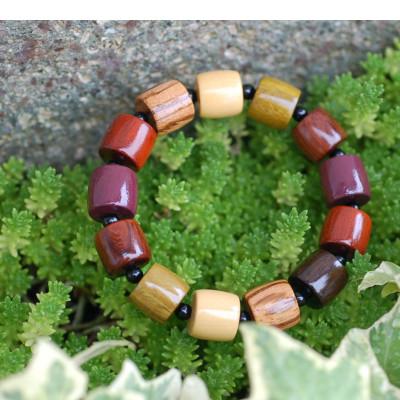 ふるさと納税 近江八幡市 伝統の技で作り上げた色彩豊かな天然木のブレスレット |  | 03