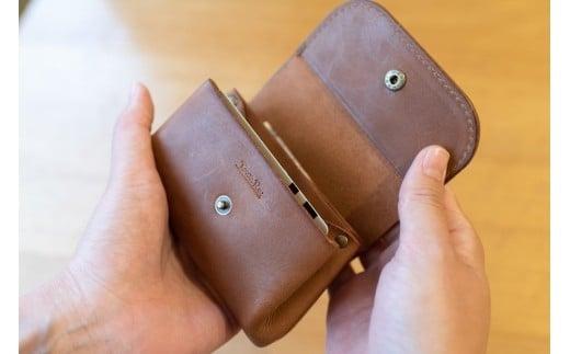 革ボタンのミニ財布・小銭入れ（ダークブラウン）【ボタン二つ穴デザイン コンパクトサイズ モストロレザー使用 エイジング 布で乾拭き ファッション小物 お中元 お歳暮 父の日 母の日 ギフト用 大阪府 