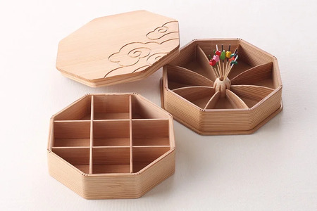 八角二段お弁当箱　「白木の白刻」/ お弁当箱 おにぎり ２段弁当 ピクニック 紀州材 職人 【hak106A】