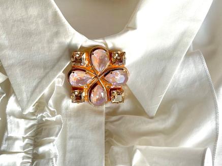 大粒スワロフスキー®クリスタルのスクエアブローチ(ピンク系デライト)