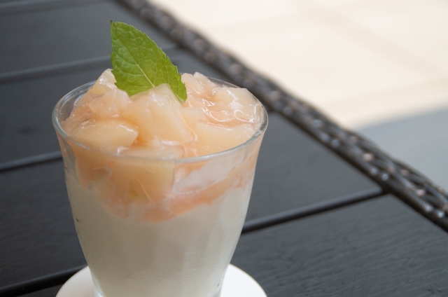 厳選 白桃 1kg / 桃 もも 甘い 高級 和歌山 ※7月上旬～8月中旬に順次発送 ※北海道・沖縄・離島への配送不可 【ikd501-p-1A】