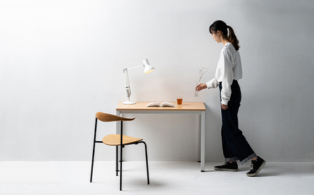 オフィス家具のプロが作る在宅ワーク向けデスク（天板：ナチュラル/ホワイト、脚：3色） 天板：ホワイト、脚：グレー
