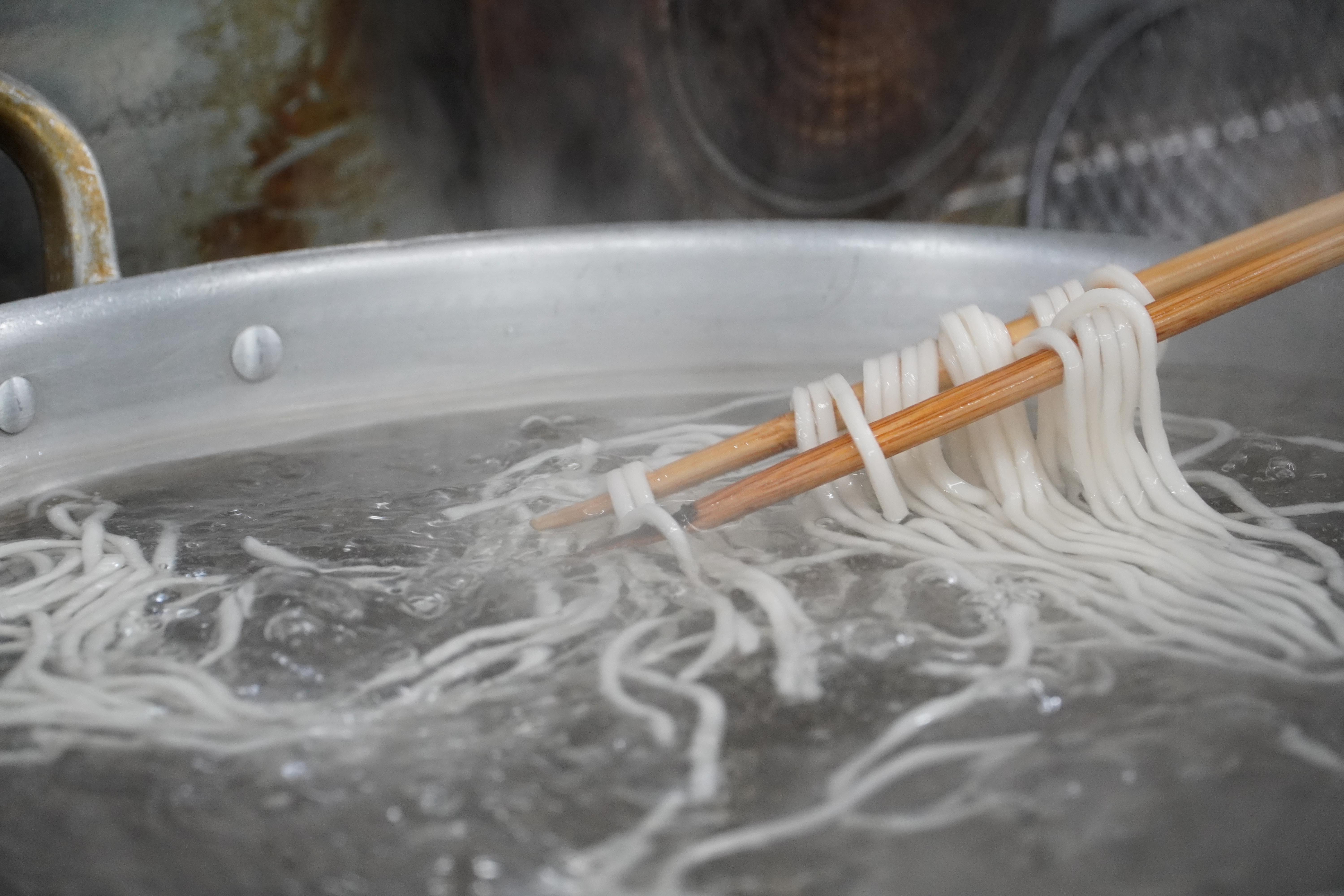 羽衣製麺　生冷麦【1箱】(贈答用箱入り8玉セット)
