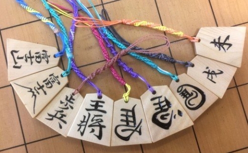 0012−08−04　「勝月」作　名入り手彫り　世界遺産記念　富士山根付（２個セット）