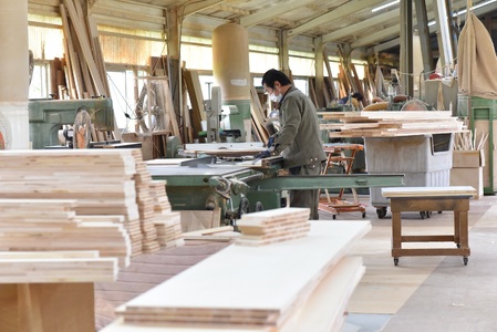 ＜スノキ ｈ－チェア（オイル仕上げ）＞ 宮崎県産桧寄材使用！子ども用イス【C-1301-kw-01】【株式会社クワハタ】