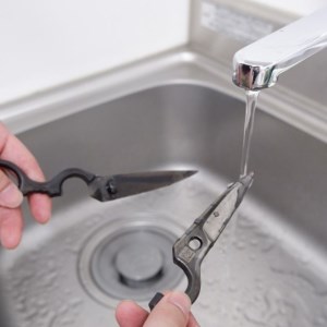 [剣謙心] ステンレス キッチン鋏 KS-1 黒染め キッチン用品 調理器具 調理ハサミ キッチンツール キャンプ用品 アウトドア用品 マルチタイプ鋏 【021S008】