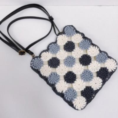 ふるさと納税 長岡京市 かぎ針編みのコイル編みモチーフ繋ぎのニットサコッシュバッグ・グレー |  | 02