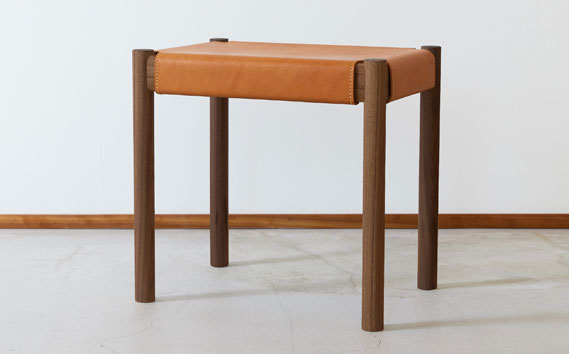 ヌメ革のスツール ウォールナット 林蔵 wood furniture | 椅子 いす スツール 家具 インテリア ハンドメイド 手作り 無垢材 木製 ヌメ革 リビング キッチン シンプル おしゃれ 埼玉県 狭山市