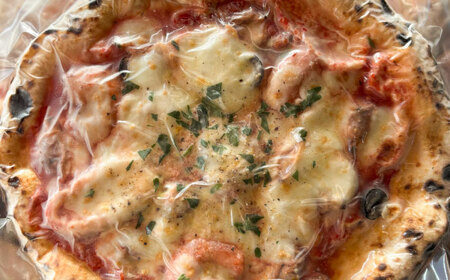 【 ナポリピッツァ専門店 が作る 薪窯焼き 冷凍 ピッツァ セット 】 カラマーロ × 3枚 計 約1.08kg【株式会社CAROTA】[BHBV003]