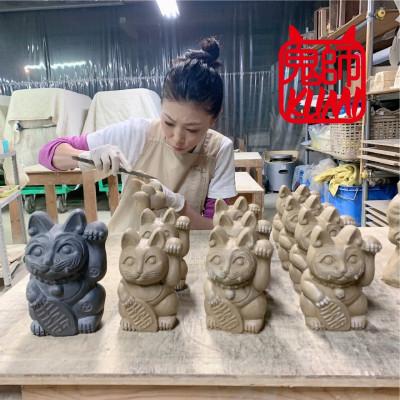 ふるさと納税 高浜市 伝統工芸士が作る、撫でると黒くなる、縁起物のいぶし瓦製招き猫「招鬼猫すずニャンコ4号」 |  | 03