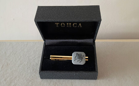 ＜タイピン＞ オクタゴン ペガサス グレー / ネクタイ ピン スーツ 小物 ギフト 贈り物 / 瀬戸市 / 陶華[BBCD022]