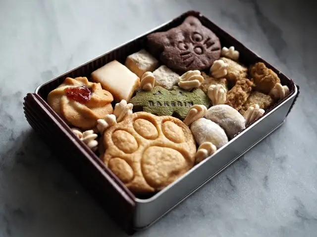 クッキー 缶 詰め合わせ 『ねこ』【手作り 焼き菓子 】スイーツ 菓子 人気 （ 黒猫 肉球 紅茶 抹茶 サブレ くるみ スノーボール 和三盆クッキー レモンサブレ アーモンド メレンゲ ） 神奈川 