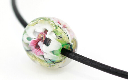 【 南部花とんぼ玉 】 革ネックレス （ 緑花 ） ／ とんぼ玉 アクセサリー ネックレス 一つだけ オンリーワン 蜻蛉玉 ガラス細工 工芸品 和装 プレゼント ギフト 贈り物 誕生日 和服 かわいい